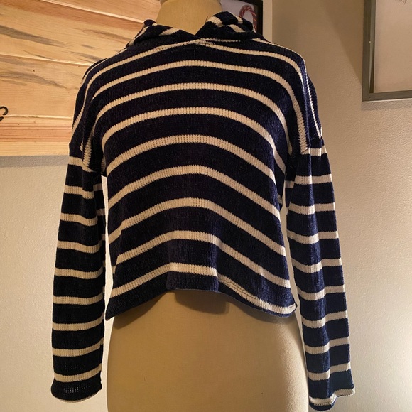 Cropped hooded sweater - Picture 5 of 5